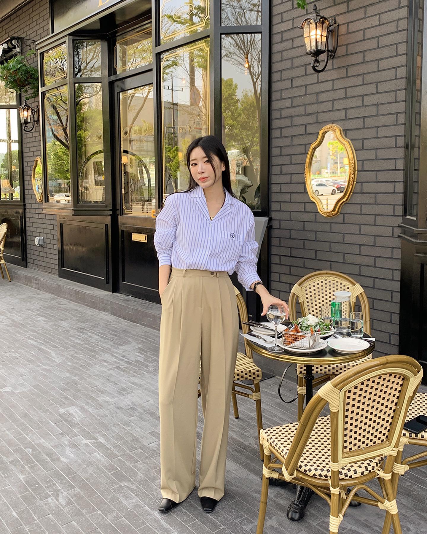 5 cách mặc trang phục màu xanh - xu hướng đang làm mưa làm gió-2