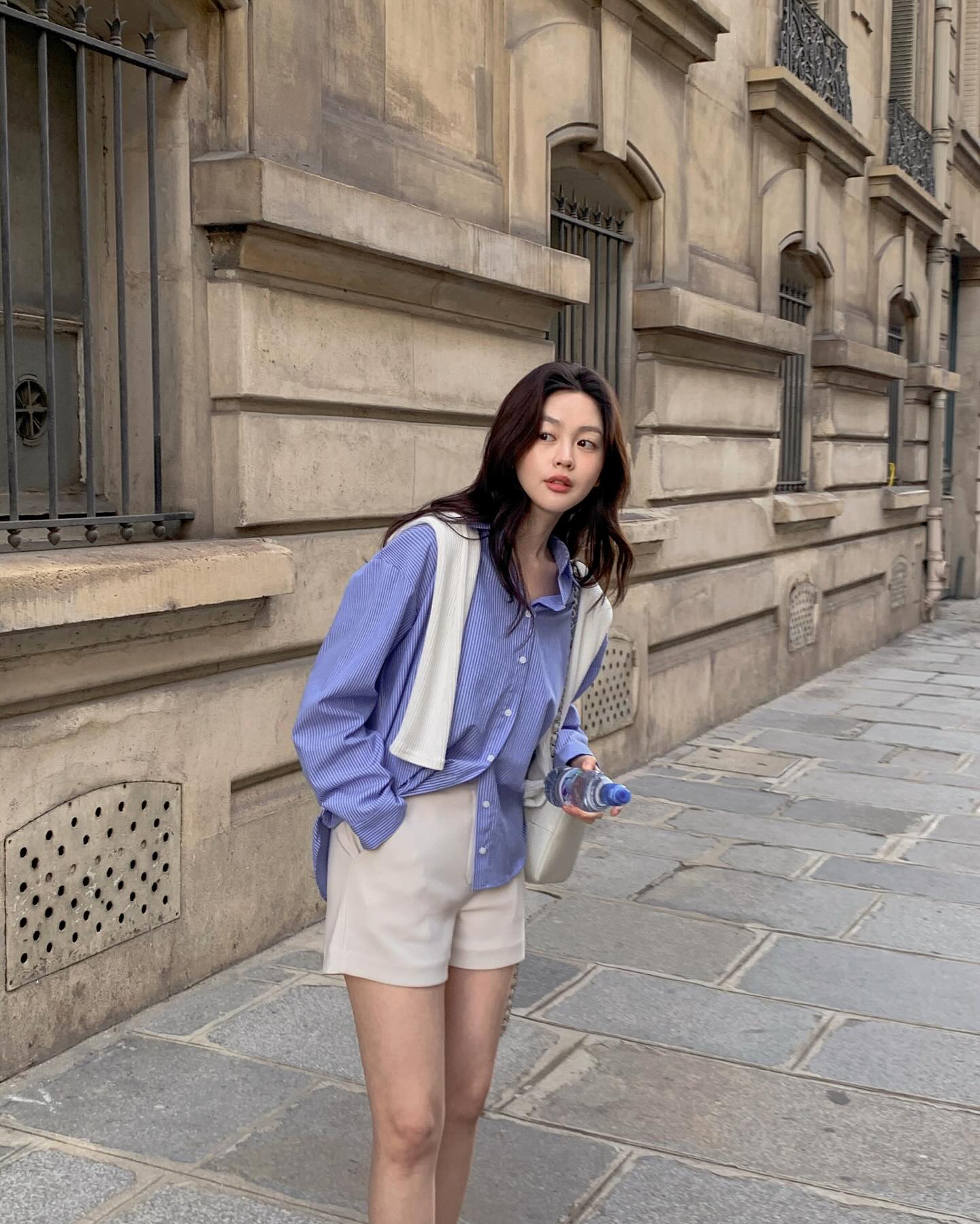 5 cách mặc trang phục màu xanh - xu hướng đang làm mưa làm gió-3