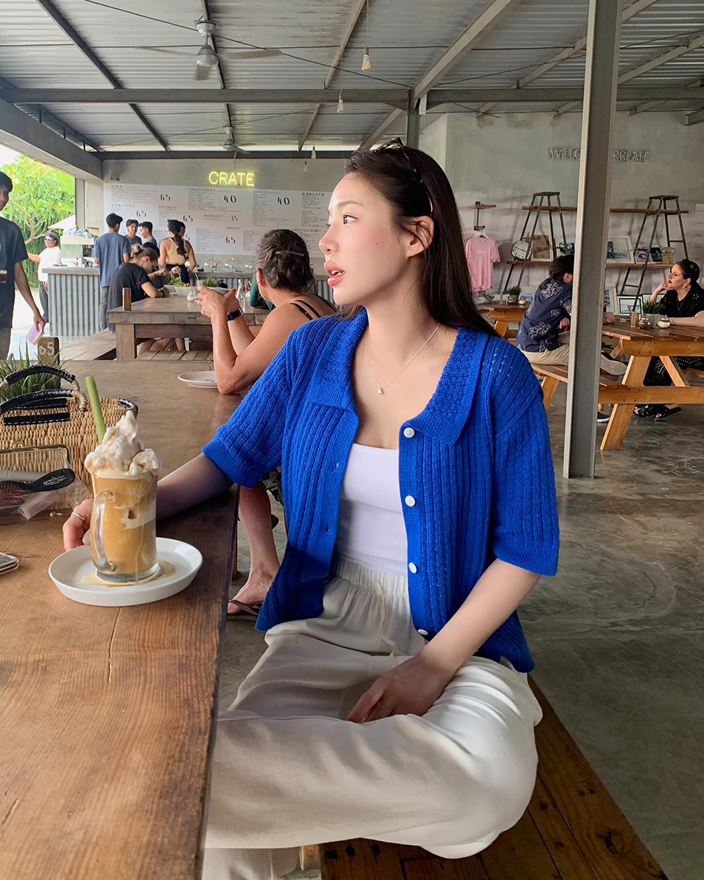 5 cách mặc trang phục màu xanh - xu hướng đang làm mưa làm gió-4