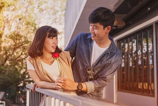 Sang nhà hàng xóm mượn gạo, thấy đôi dép cũ của chồng, tôi phát hiện bí mật sốc