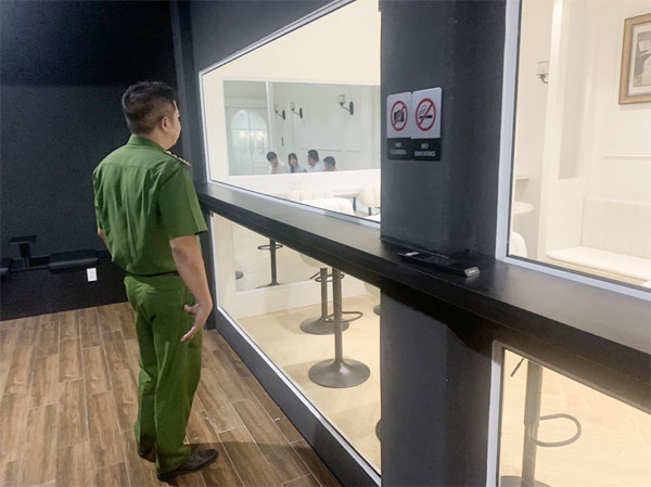 Công an kiểm tra quán cà phê hẹn hò dùng kính 1 chiều ở trung tâm TPHCM-4