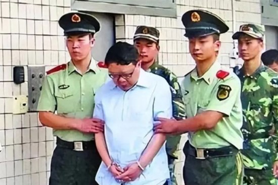 Hành trình sa ngã của quan lớn cảnh sát Trung Quốc mê gái trẻ, thích tiền ‘bẩn’