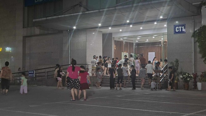 Hà Nội: Cháy căn hộ chung cư nghi do điều hoà, nhiều người hoảng loạn chạy xuống sảnh-3