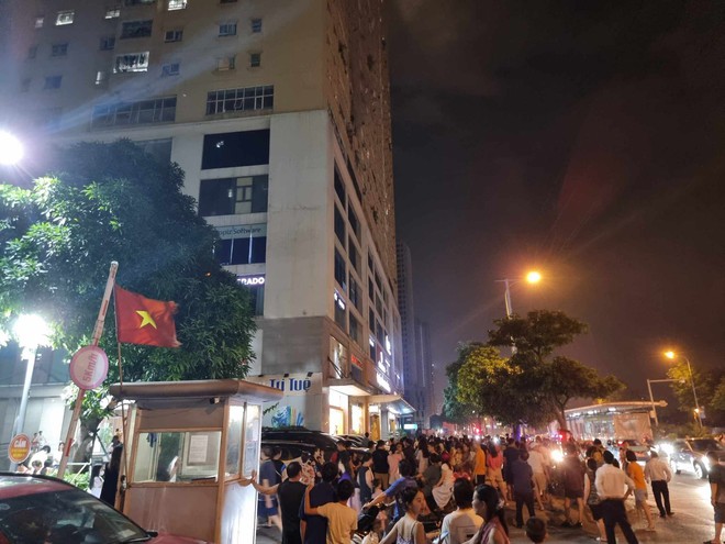 Hà Nội: Cháy căn hộ chung cư nghi do điều hoà, nhiều người hoảng loạn chạy xuống sảnh-4