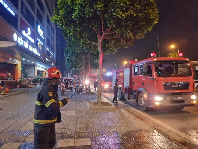 Hà Nội: Cháy căn hộ chung cư nghi do điều hoà, nhiều người hoảng loạn chạy xuống sảnh-5