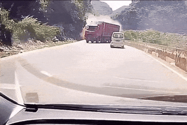 Clip: Xe tải mất kiểm soát đâm văng xe khác khiến 1 người tử vong