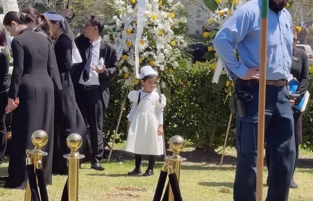 Xót xa cảnh con gái 4 tuổi của Đức Tiến đứng lặng một mình nhìn mộ ba, kéo cũng không đi-1