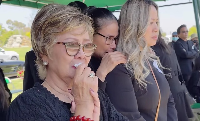 Xót xa cảnh con gái 4 tuổi của Đức Tiến đứng lặng một mình nhìn mộ ba, kéo cũng không đi-2