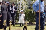 Hình ảnh chưa công bố trong tang lễ diễn viên Đức Tiến: Bình Phương gọi điện cho mẹ chồng, khóc nức nở khi tiễn biệt-10