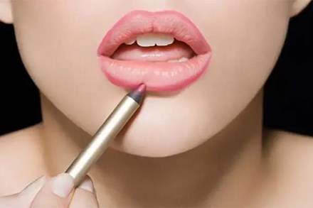 Mẹo thoa son căng mọng không cần tiêm filler