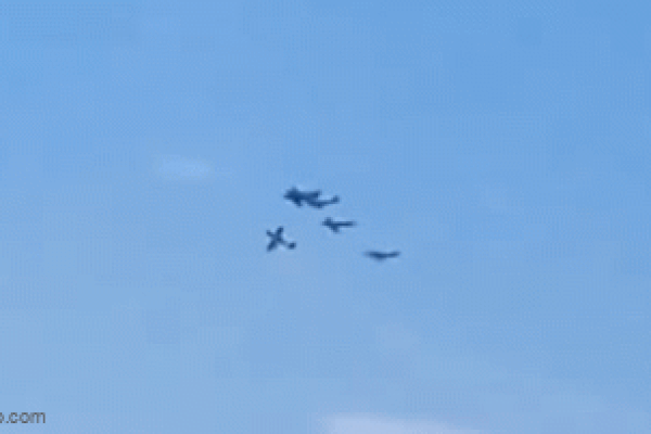 Khoảnh khắc 2 máy bay va chạm trên không khiến 1 phi công thiệt mạng