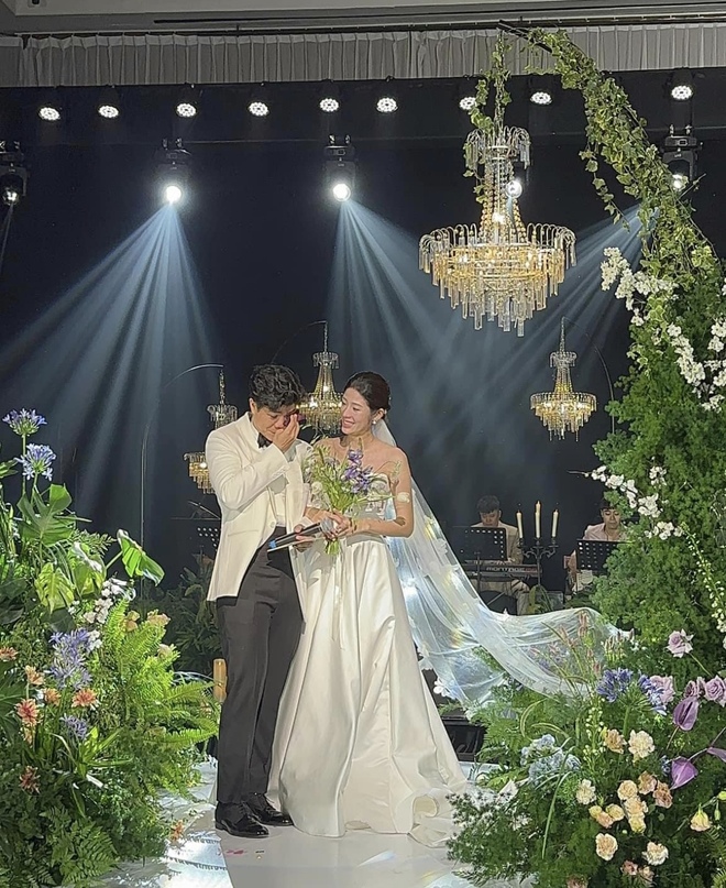Nam ca sĩ tổ chức đám cưới ở Hà Nội vào tối nay: Visual cô dâu ấn tượng, dàn sao Vbiz góp mặt-2