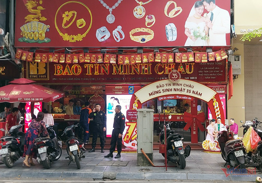 Ngân hàng đồng loạt bán vàng: Phố vàng vắng lặng, treo biển hết hàng-2