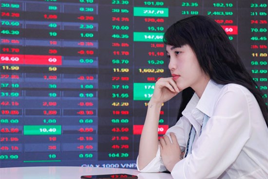 Giá vàng lao dốc, tiền có chuyển về bất động sản, chứng khoán?