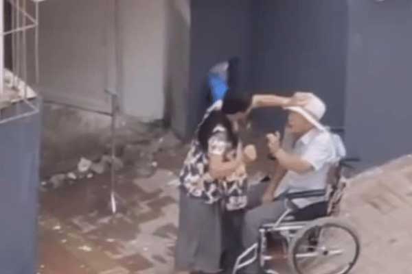 Camera ghi lại cảnh vợ bạo hành người chồng đang ngồi xe lăn: Nghe lý do ai cũng xót xa-1