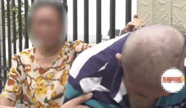 Camera ghi lại cảnh vợ bạo hành người chồng đang ngồi xe lăn: Nghe lý do ai cũng xót xa-2