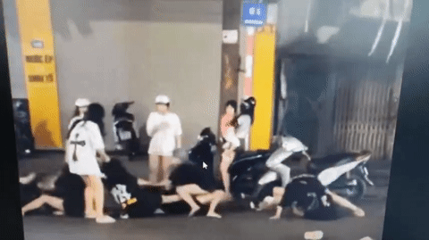 Triệu tập nhóm thiếu nữ đánh nhau giữa đường ở Hà Nội-1