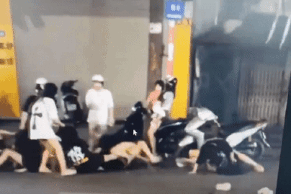 Hà Nội: Gạch ốp tường chung cư rơi trúng đầu bé trai 2 tuổi-3