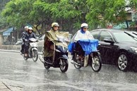 Cách bóp phanh xe máy hạn chế ngã khi trời mưa