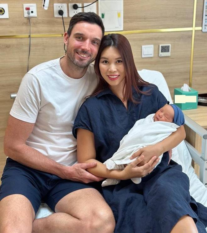 Vừa sinh quý tử với chồng ngoại quốc, siêu mẫu Hà Anh tủi thân vì một hành động con gái lớn làm với mẹ-1