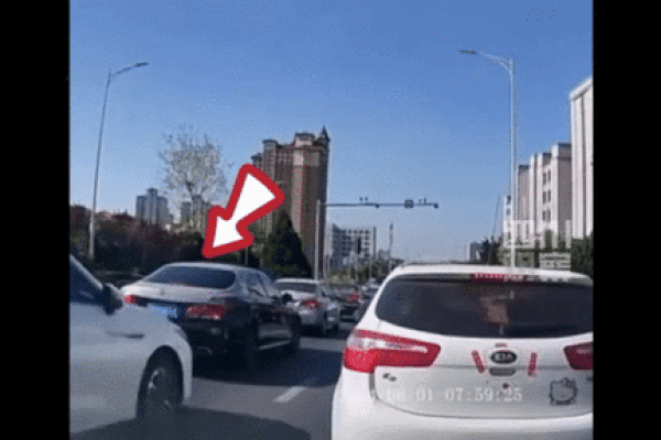 Clip: Mất phanh, xe tải gây tai nạn liên hoàn trên phố