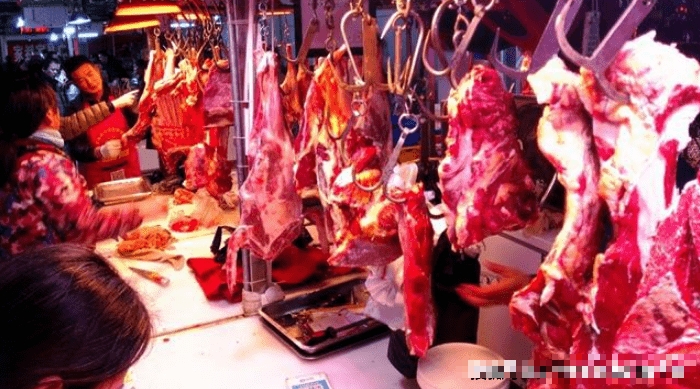 Đi chợ nên mua thịt bò treo trên móc hay đặt dưới bàn? Chọn loại này có nhiều ưu điểm hơn hẳn-1