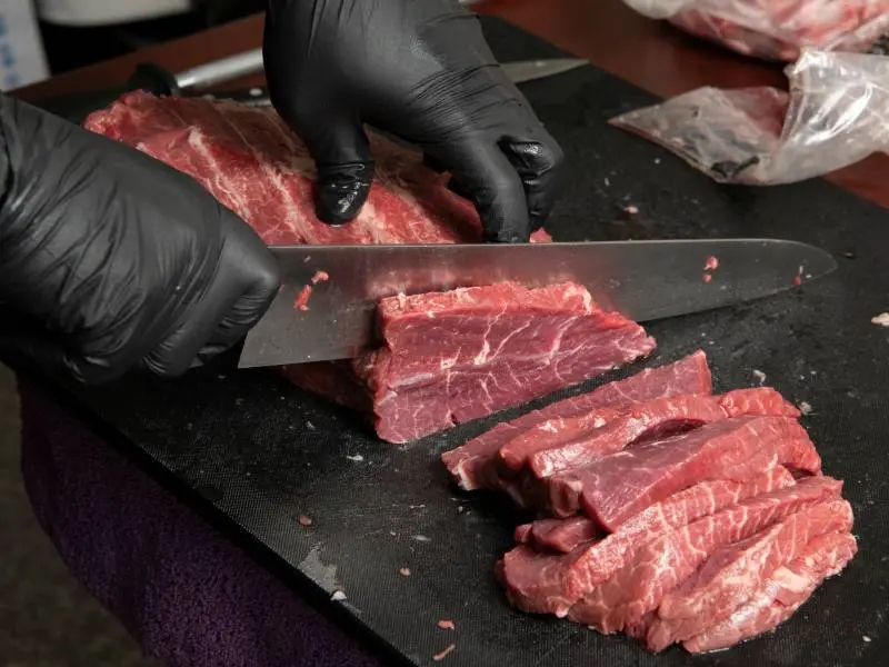 Đi chợ nên mua thịt bò treo trên móc hay đặt dưới bàn? Chọn loại này có nhiều ưu điểm hơn hẳn-2