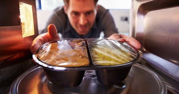 Có nên dùng màng bọc thực phẩm trong lò vi sóng?-1