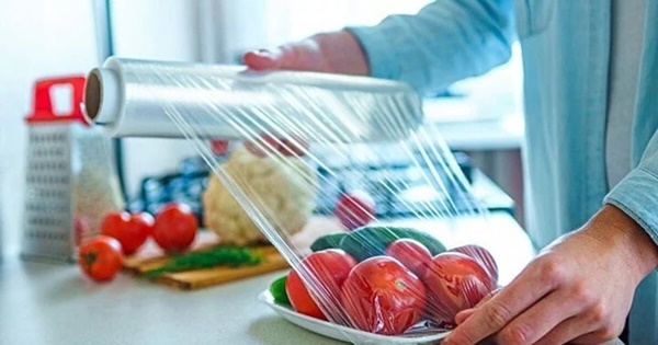 Có nên dùng màng bọc thực phẩm trong lò vi sóng?-2