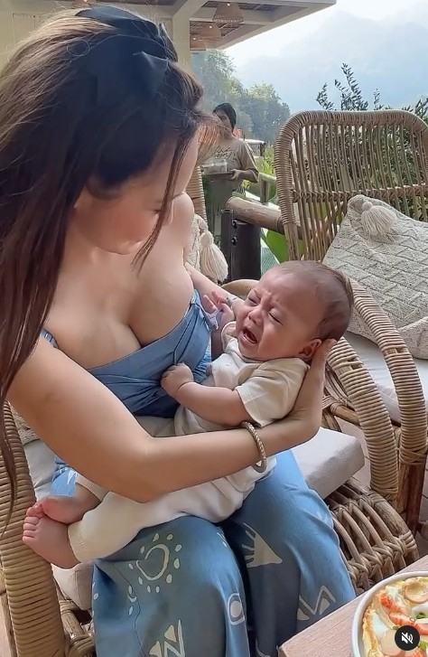 21,3 triệu người xem cảnh mỹ nữ ngượng ngùng cho con bú, ai cũng tấm tắc: Mẹ đẹp nõn nà, con đáng yêu!-1