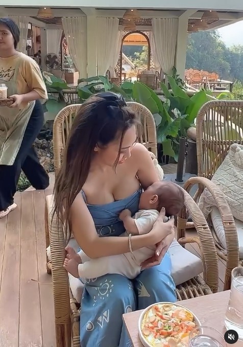 21,3 triệu người xem cảnh mỹ nữ ngượng ngùng cho con bú, ai cũng tấm tắc: Mẹ đẹp nõn nà, con đáng yêu!-3