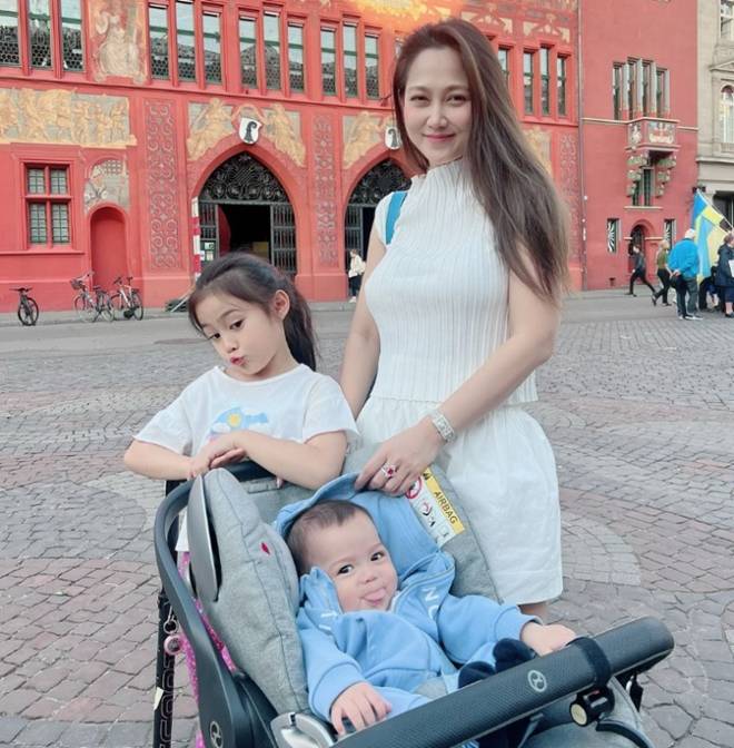 21,3 triệu người xem cảnh mỹ nữ ngượng ngùng cho con bú, ai cũng tấm tắc: Mẹ đẹp nõn nà, con đáng yêu!-8