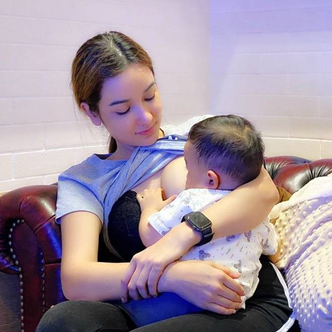 21,3 triệu người xem cảnh mỹ nữ ngượng ngùng cho con bú, ai cũng tấm tắc: Mẹ đẹp nõn nà, con đáng yêu!-10