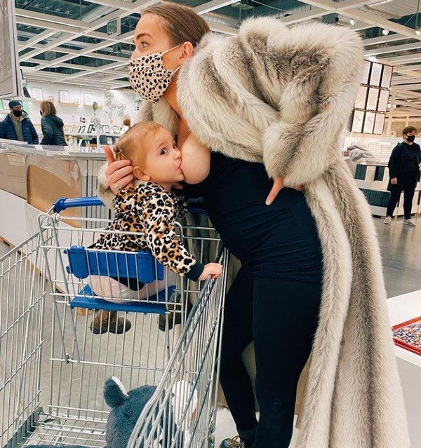 21,3 triệu người xem cảnh mỹ nữ ngượng ngùng cho con bú, ai cũng tấm tắc: Mẹ đẹp nõn nà, con đáng yêu!-17