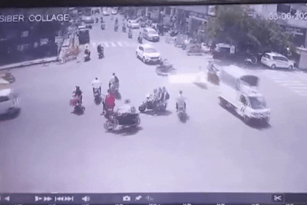 Clip: Ô tô tông trúng 5 xe máy ở ngã tư khiến 3 người thiệt mạng