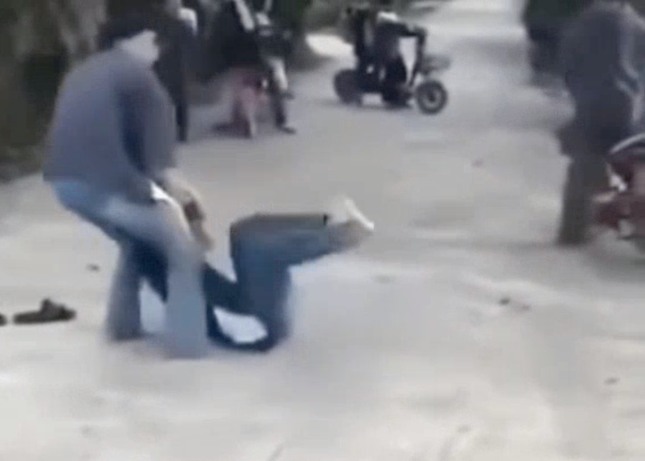 Mâu thuẫn chuyện cá cược bóng đá, 2 nữ sinh lao vào đánh nhau-2