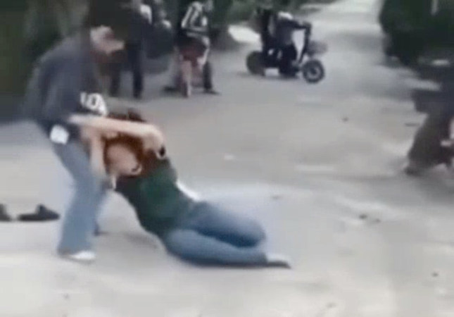 Mâu thuẫn chuyện cá cược bóng đá, 2 nữ sinh lao vào đánh nhau-3