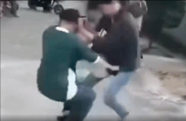 Mâu thuẫn chuyện cá cược bóng đá, 2 nữ sinh lao vào đánh nhau-1