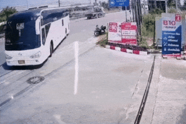 Clip: Lao thẳng vào đầu xe khách, cô gái sống sót thần kỳ