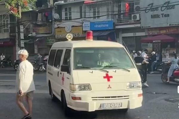 Quảng Bình: Phụ huynh rải tiền lẻ đầy cổng trường chuyên cầu con đậu gây phản cảm-4