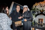 Hình ảnh chưa công bố trong tang lễ diễn viên Đức Tiến: Bình Phương gọi điện cho mẹ chồng, khóc nức nở khi tiễn biệt