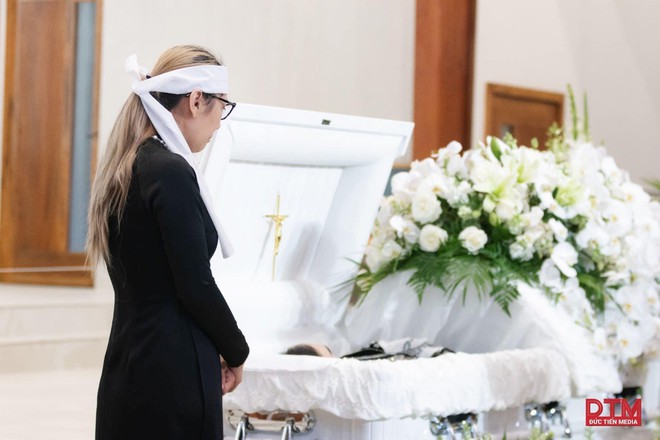 Hình ảnh chưa công bố trong tang lễ diễn viên Đức Tiến: Bình Phương gọi điện cho mẹ chồng, khóc nức nở khi tiễn biệt-2