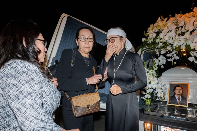 Hình ảnh chưa công bố trong tang lễ diễn viên Đức Tiến: Bình Phương gọi điện cho mẹ chồng, khóc nức nở khi tiễn biệt-7
