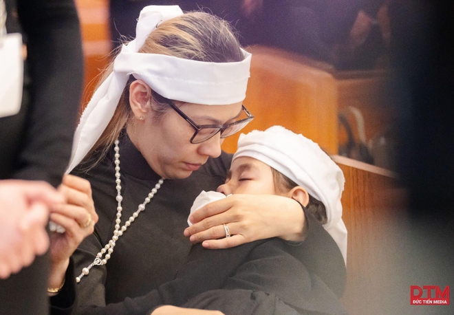 Hình ảnh chưa công bố trong tang lễ diễn viên Đức Tiến: Bình Phương gọi điện cho mẹ chồng, khóc nức nở khi tiễn biệt-4