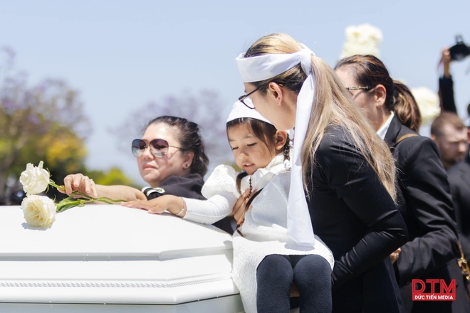 Hình ảnh chưa công bố trong tang lễ diễn viên Đức Tiến: Bình Phương gọi điện cho mẹ chồng, khóc nức nở khi tiễn biệt-8