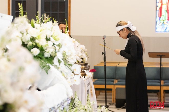 Hình ảnh chưa công bố trong tang lễ diễn viên Đức Tiến: Bình Phương gọi điện cho mẹ chồng, khóc nức nở khi tiễn biệt-1