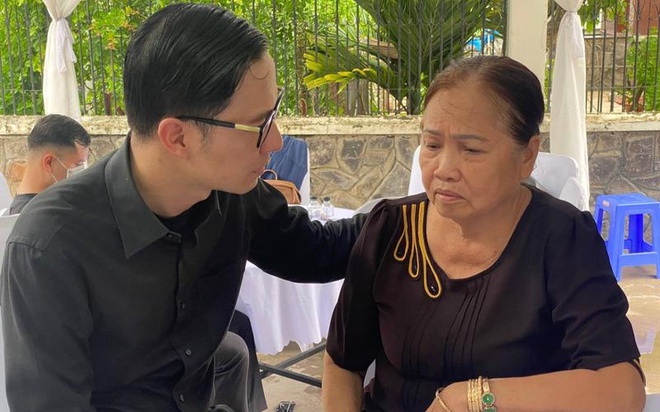 Hình ảnh chưa công bố trong tang lễ diễn viên Đức Tiến: Bình Phương gọi điện cho mẹ chồng, khóc nức nở khi tiễn biệt-9