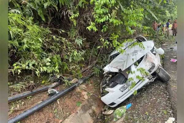 Tai nạn thảm khốc: Xe mất lái lao thẳng xuống mương khiến cả gia đình 4 người thương vong, hình ảnh hiện trường gây ám ảnh-2