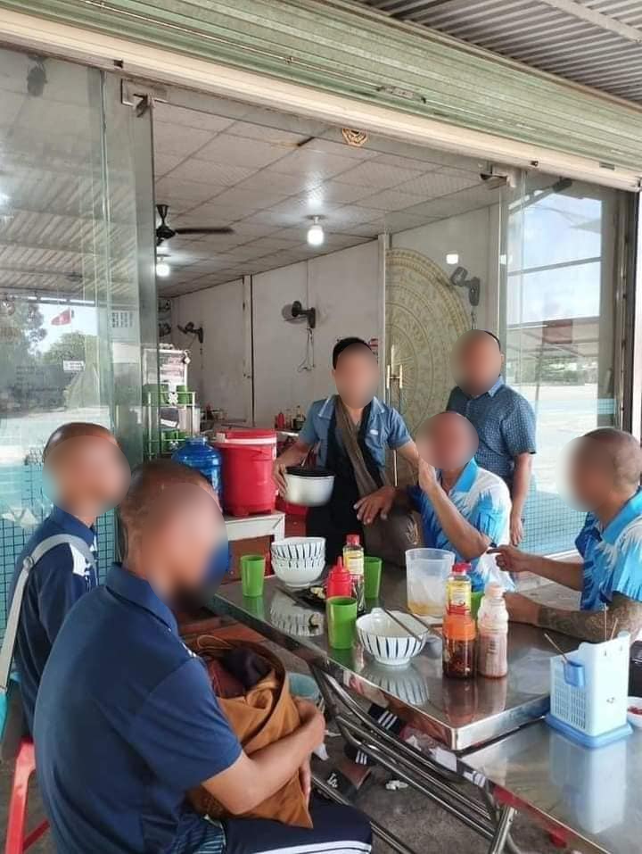 Xôn xao hình ảnh đoàn người theo ông Thích Minh Tuệ vào ăn phở bò: Chủ quán phân trần-1
