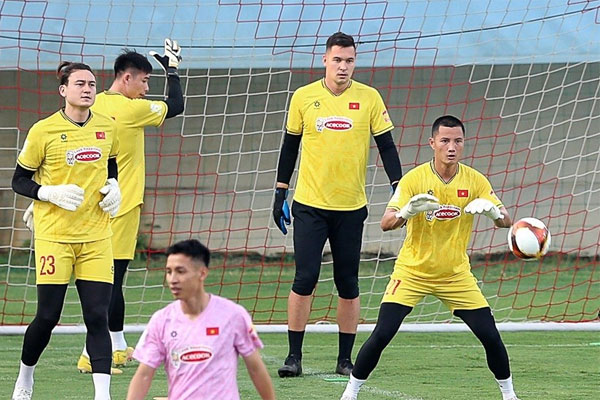 Cuộc sống của danh thủ Hồng Sơn sau giải nghệ: Hạnh phúc bên vợ và 3 con, tuổi 54 gia nhập showbiz?-6